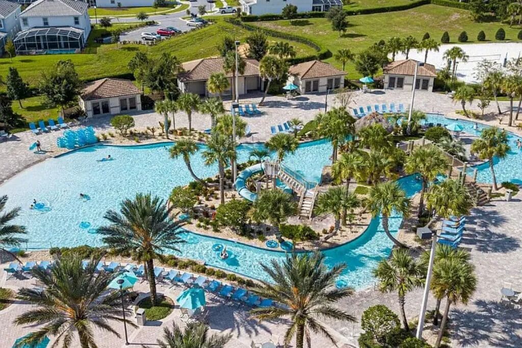 Een buitenzwembad, een verwarmd zwembad