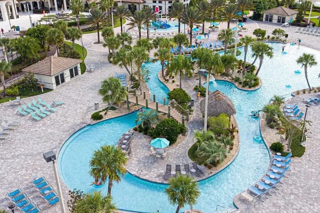 Alberca al aire libre y alberca climatizada