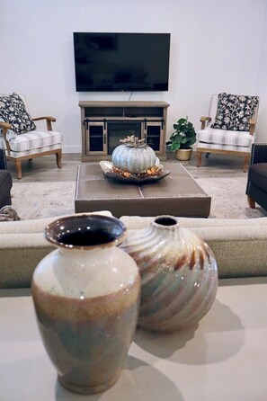 Smart TV, fireplace