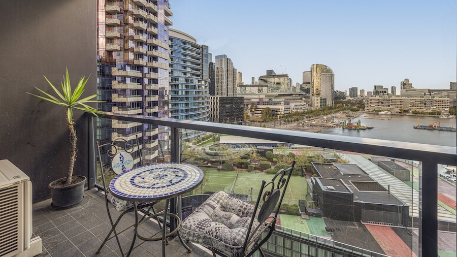 Docklands Waterfront Elegance With Cityscape Views