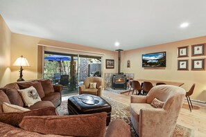 Living area - Family-Friendly Creekside 3BR Heart of Incline (Incline Village)