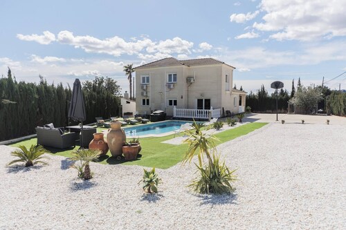 Luxury Chalet 20 Minutes From Valencia