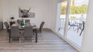 Villa, 4 chambres, piscine privée | Salle à manger