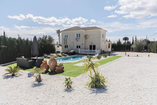 Outdoor pool - Luxury Chalet 20 Minutes From Valencia (Lliria)