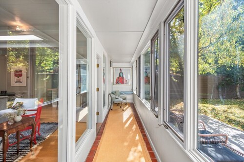 Charming Single-Level 3 Bed House in the desirable Cemetery Lane Neighborhood