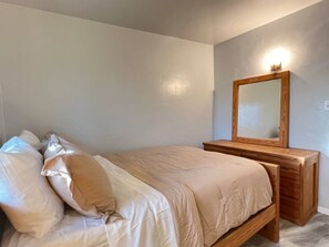 2 bedrooms, desk, WiFi, bed sheets