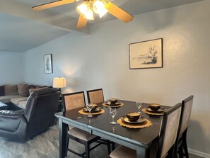 Dining - Affordable Family Home Perfect for Monthly Stays! (Tucson)
