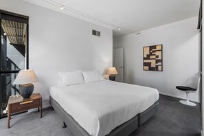 3 bedrooms, iron/ironing board, bed sheets - Chic Inner-city Stay With Balcony (Melbourne)
