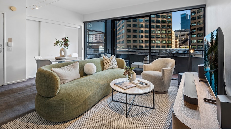 Chic Inner-city Stay With Balcony