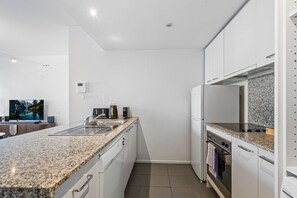 Apartment | Private kitchen - Chic Inner-city Stay With Balcony (Melbourne)
