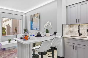 Dining - 1BR Apt, 2 Queens + Sofa, Near Disney (Orlando)