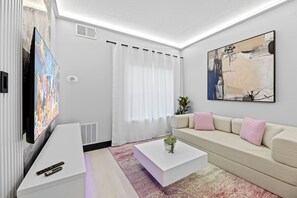 Living area - 1BR Apt, 2 Queens + Sofa, Near Disney (Orlando)