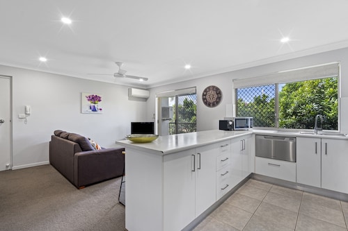 Charming 3-bed Apartment Near Local Shops