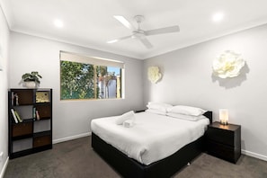 3 bedrooms, iron/ironing board, bed sheets - Charming 3-bed Apartment Near Local Shops (Brisbane)