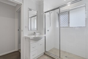 Apartment | Bathroom | Towels - Charming 3-bed Apartment Near Local Shops (Brisbane)
