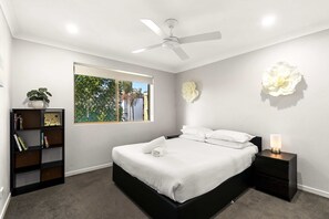 Apartment | 3 bedrooms, iron/ironing board, bed sheets - Charming 3-bed Apartment Near Local Shops (Brisbane)