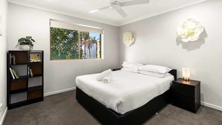 Charming 3-bed Apartment Near Local Shops