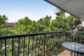 Apartment | Property grounds - Charming 3-bed Apartment Near Local Shops (Brisbane)