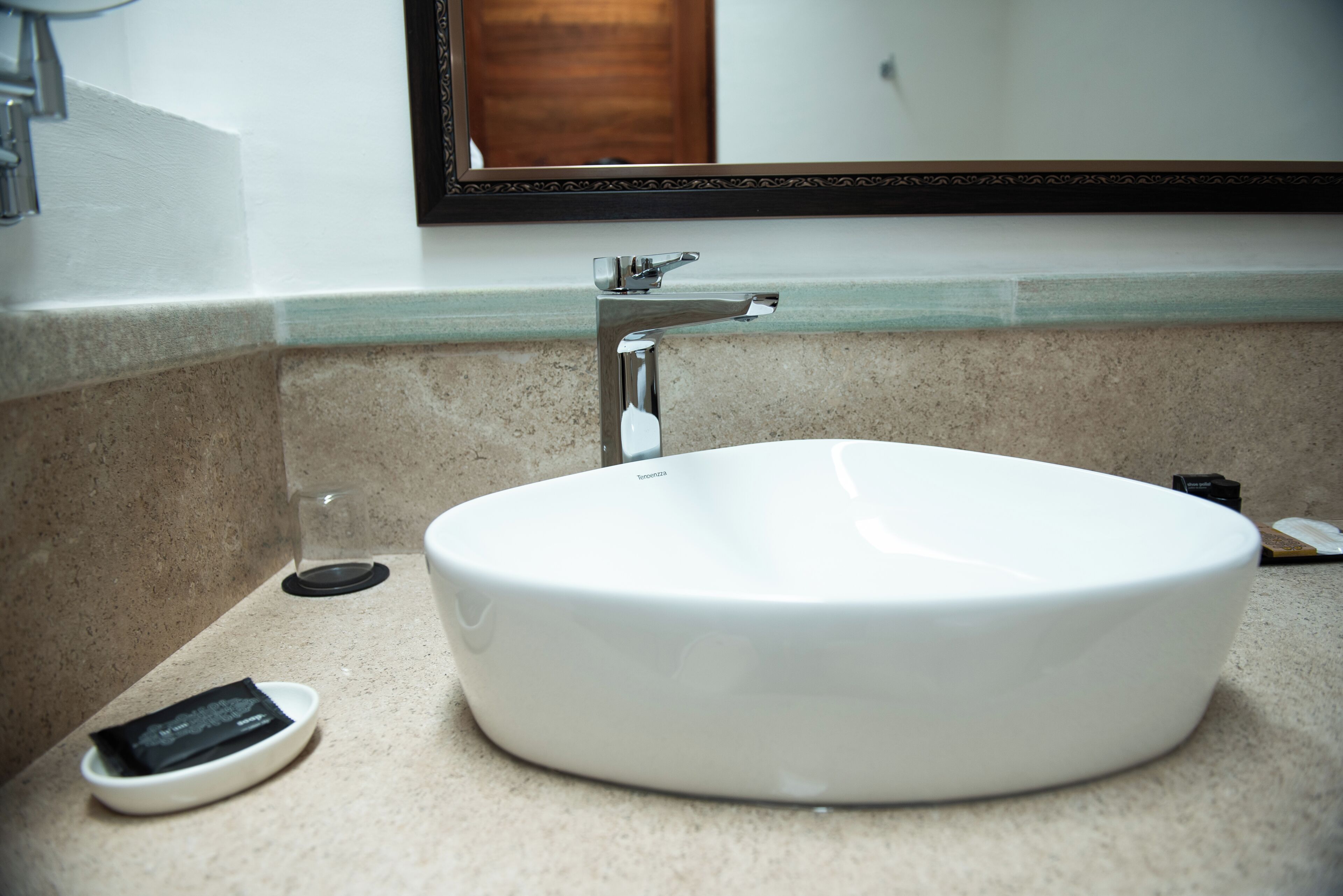 Suite estándar | Baño | Ducha, secador de pelo, zapatillas y toallas