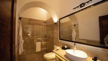 Junior-Suite | Badezimmer | Dusche, Haartrockner, Hausschuhe, Handtücher