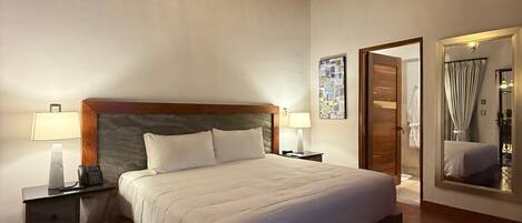 Suíte standard | Cofres nos quartos, cortinas blackout, Wi-Fi de cortesia