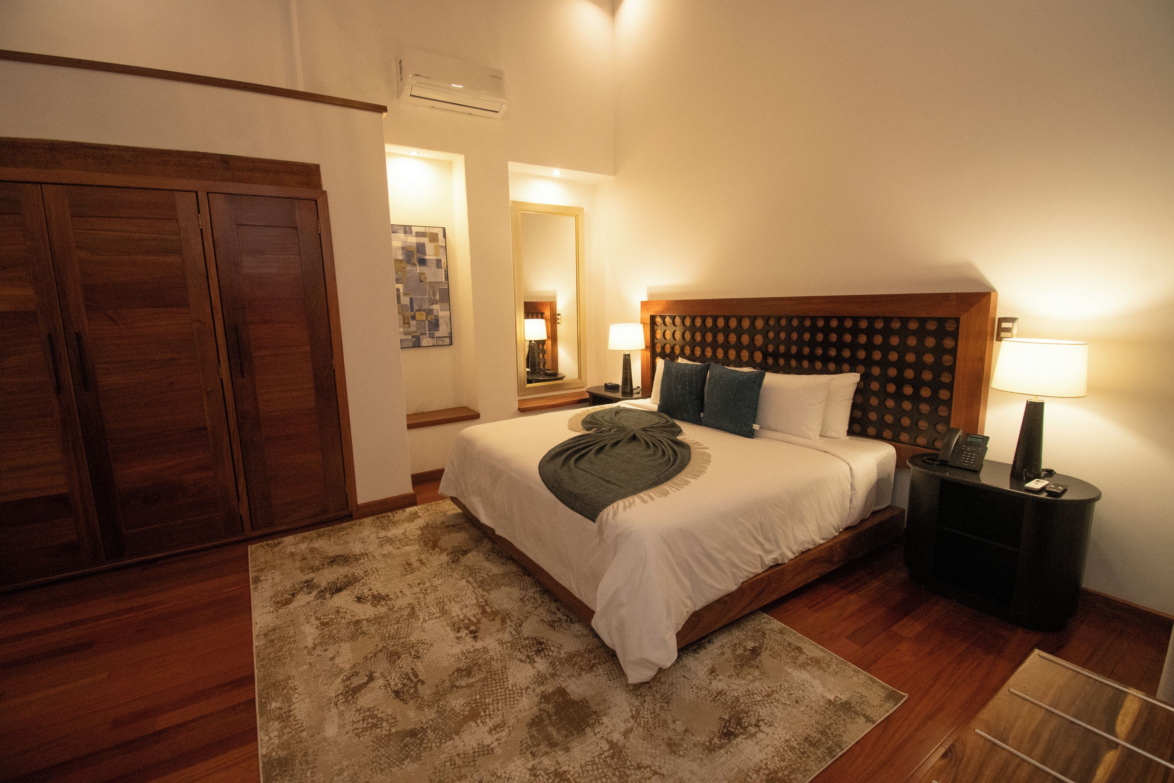 Junior-Suite | Zimmersafe, Verdunkelungsvorhänge, kostenloses WLAN