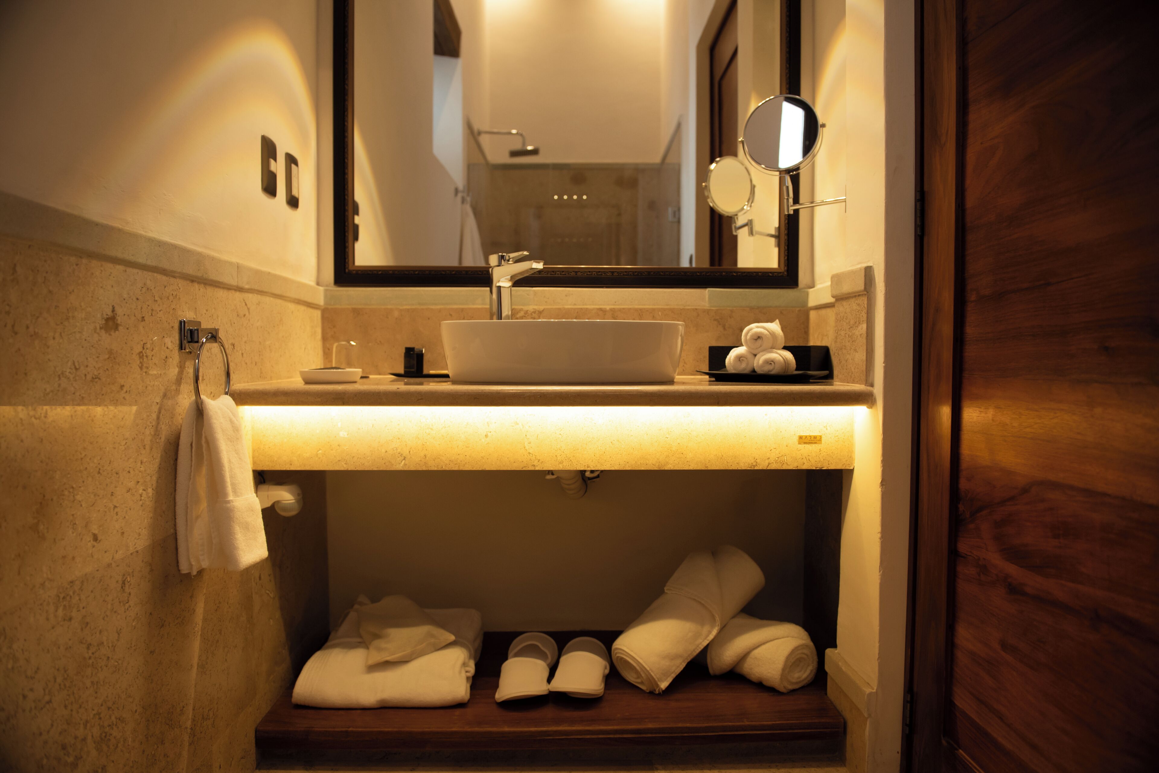 Superior Suite | Bathroom | Shower, hair dryer, slippers, towels