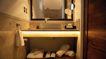 Superior Suite | Bathroom | Shower, hair dryer, slippers, towels