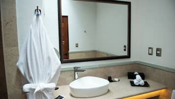 Ducha, secador de pelo, pantuflas, toallas