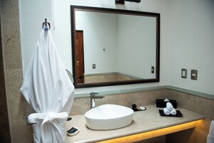 Ducha, secador de pelo, pantuflas, toallas