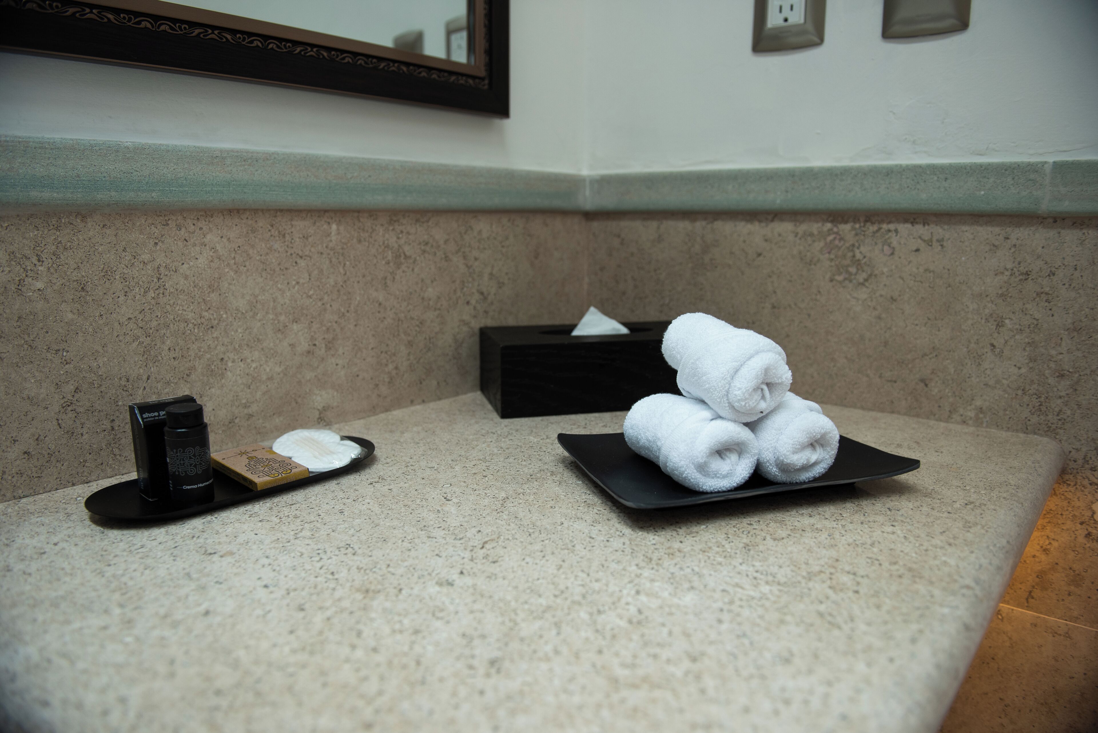 Ducha, secador de pelo, pantuflas, toallas