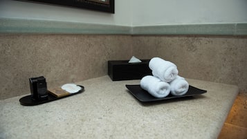 Ducha, secador de pelo, pantuflas, toallas