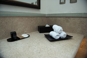 Suite estándar | Baño | Ducha, secador de pelo, zapatillas y toallas