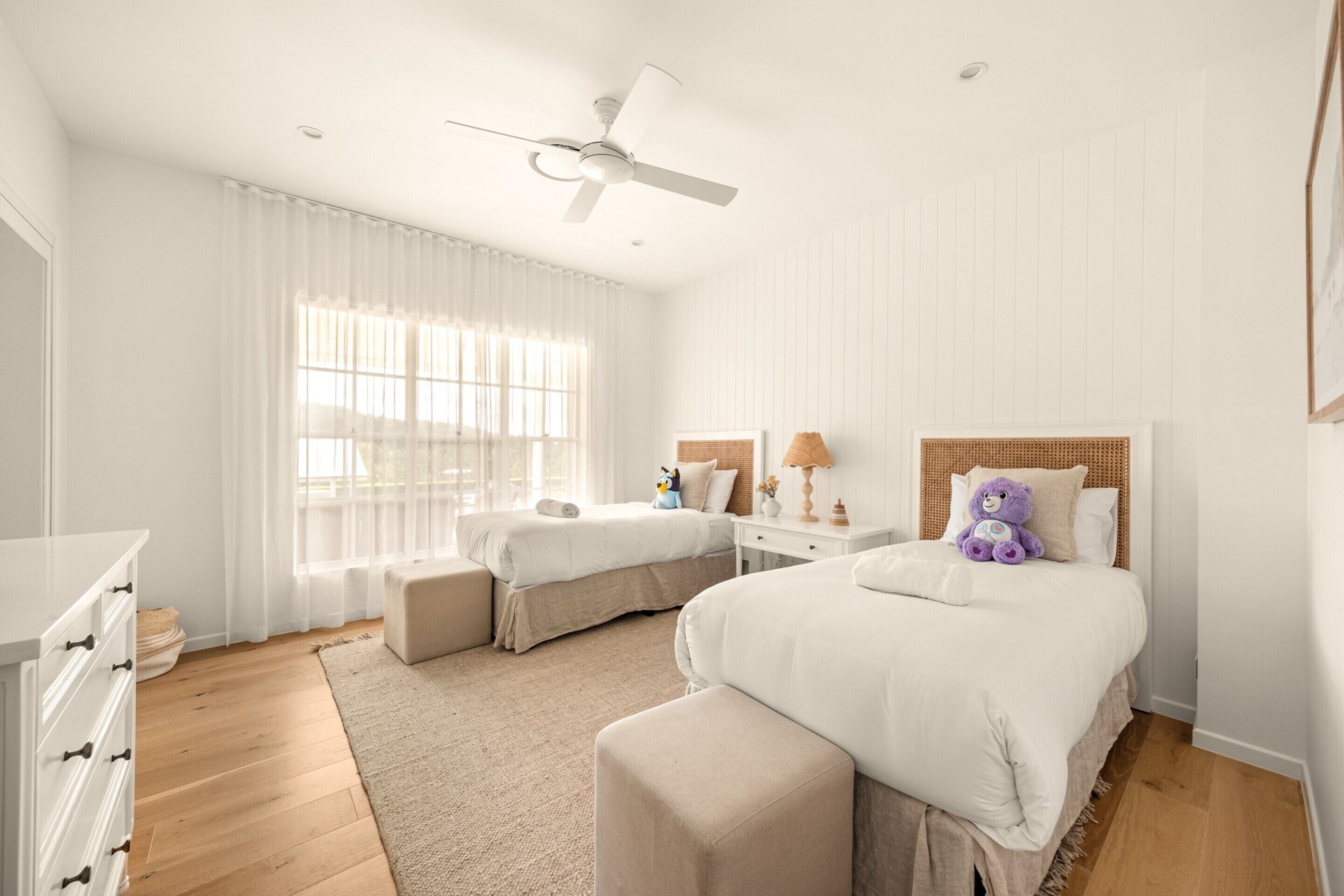 4 عدّة غرف نوم ومساحة عمل للكمبيوتر المحمول ومكواة/لوح كي وملاءات أسرّة