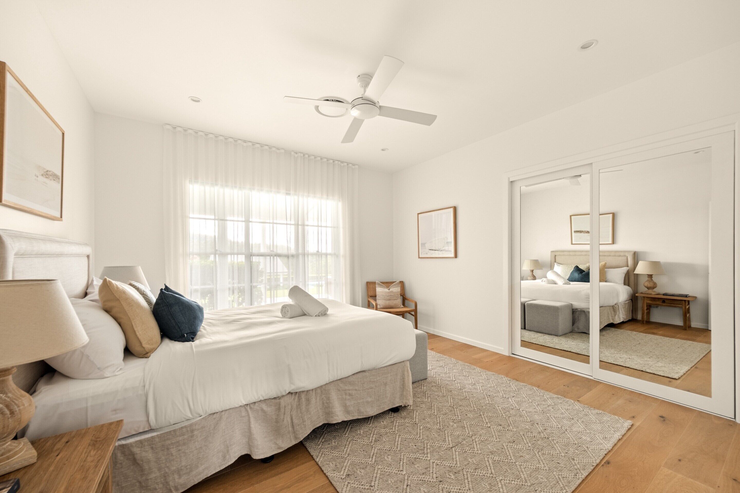 4 عدّة غرف نوم ومساحة عمل للكمبيوتر المحمول وم كواة/لوح كي وملاءات أسرّة