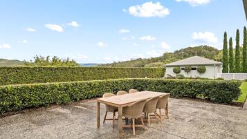 Apartment | Outdoor dining