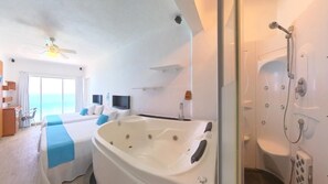 1 bedroom, iron/ironing board, WiFi, bed sheets - BEAUTIFUL SUITE WITH OCEAN VIEW AND WHIRLPOOL TUB IN THE HOTEL ZONE (Cancun)