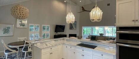 Microondas, horno, placa de cocina y lavavajillas