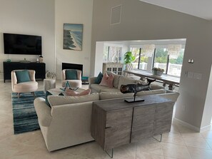 Een televisie en een open haard