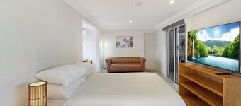 Spacious Beach Studio With Alfresco Dining