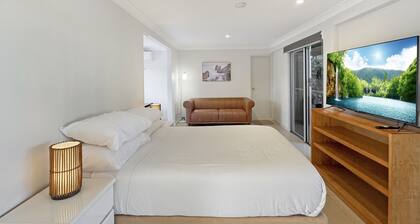 Spacious Beach Studio With Alfresco Dining