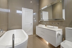 Apartment | Bathroom | Towels, soap - Modern Charm Meets Inner Convenience (Melbourne)