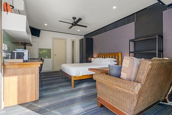 1 bedroom, laptop workspace, bed sheets