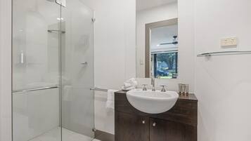 Apartment | Bathroom | Hair dryer, towels, soap, shampoo