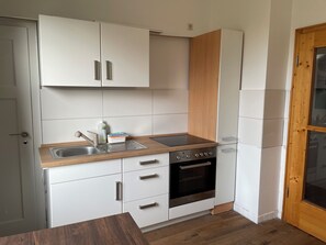 Fridge, oven, stovetop, coffee/tea maker