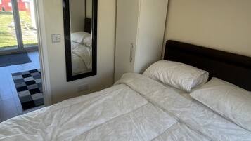 2 dormitoris, decoració individual i mobiliari individual