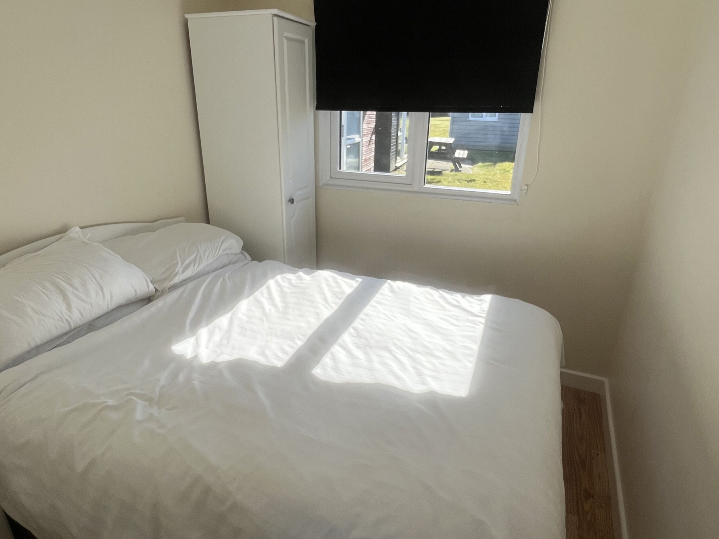 2 عدّة غرف نوم وبديكورات فريدة لكل غرفة وطراز فريد لكل وحدة