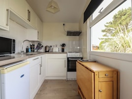 Cottage | Private kitchen | Cookware/dishes/utensils