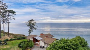 House (3 Bedrooms) | Interior - Oceanfront Home w/ Outdoor Dining, 2 Firepits + Steps to Beach Salish Sea Escape by Avantstay (Oak Harbor)