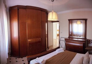 5 bedrooms, iron/ironing board, free WiFi, bed sheets